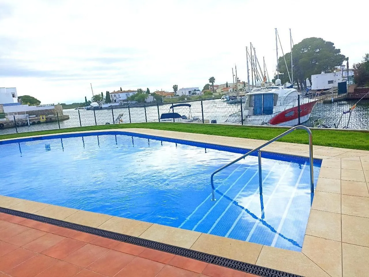Apartamento En Roses Vistas Al Canal